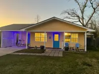 Da Bay House is Close to the Beach and Downtown