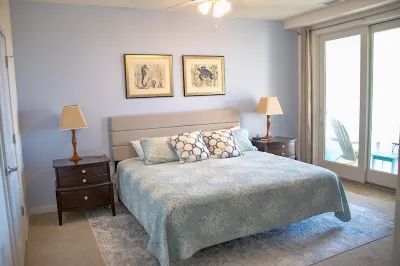 Bayside condo right on the beach, beautiful views, onsite pools