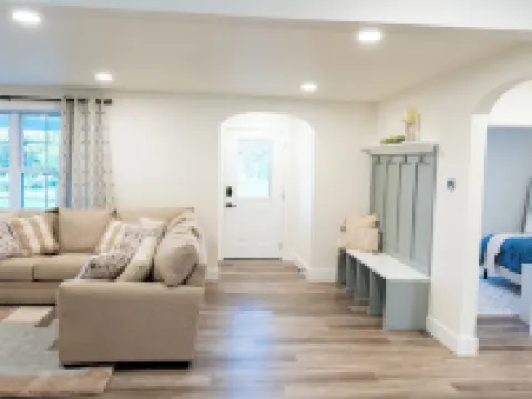 Spacious 5-bedroom house with WiFi, AC in welcoming Paradise 斯特拉斯堡酒店