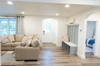 Spacious 5-bedroom house with WiFi, AC in welcoming Paradise