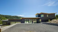 Modern, recently built home with stunning pool & beautiful views; 15 min to town