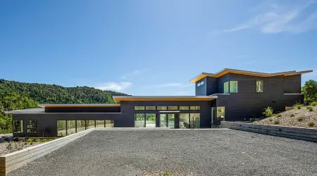 Modern, recently built home with stunning pool & beautiful views; 15 min to town