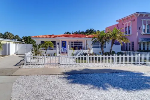 Eldorado Gem. 1 Minute Walk to the Goregrous Beach at Clearwater Beach North.