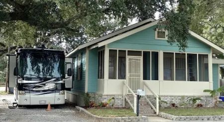 Walk to the BEACH and CASINOS! Full RV Hookup - 5 Min to Ocean Springs Отели рядом с достопримечательностью «Biloxi Lighthouse»