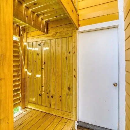Boho Beach Bungalow with new deck walking distance from the Gulf