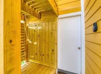 Boho Beach Bungalow with new deck walking distance from the Gulf - Wifi