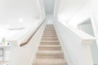 4BR/3.5BH Private Pool: 5M Airport, F1 & 2300 Sqft Hotels near Mesmerize