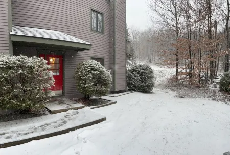 Jay Peak's Premier Ski-In / Ski-Out Location-just steps from the trail Отели рядом с достопримечательностью «Джей Пик Резорт»