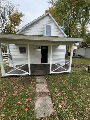 6 miles to the ski hills! Cute and Cozy house. Close to boat launch. A Gem!