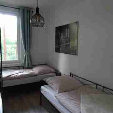 Schöne, Neue Ferienwohnung, Familienfreundlich in Zentrums- und Schlossparknähe Rooms