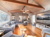 Spring Season Our Cabin Home Backing Preserve with Deck, Grill and Gas Fire Pit Hotels in Pine