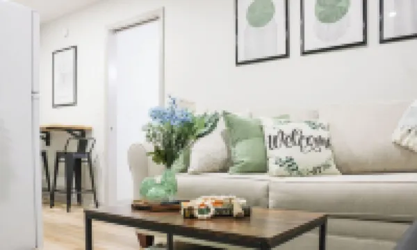 Cozy Riverside Apt. Min to Downtown Louisville.  King Bed, Coffee Bar!