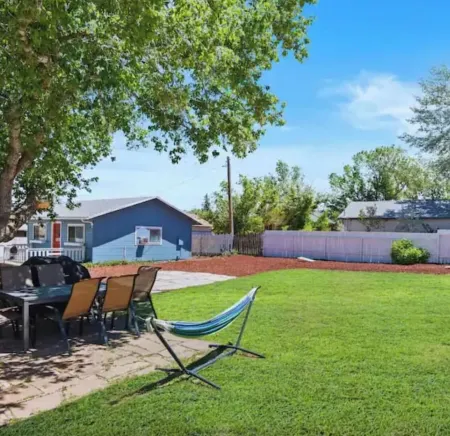 Charming BLue victorian home located blocks away from historical Route 66 Отели в г. Уильямс