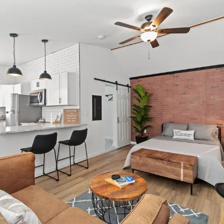Spacious Industrial Style Guesthouse Отели в г. Ривервью