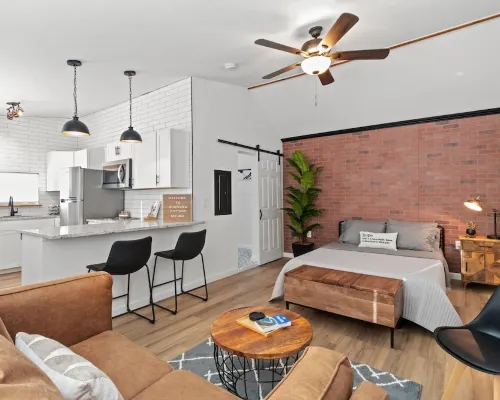 Spacious Industrial Style Guesthouse Hotels in Riverview