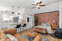Spacious Industrial Style Guesthouse 블루밍데일 힐스 공원 주변 호텔