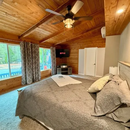 Trinity River Modern Farmhouse: Private Boat Launch, Fire Pit, outdoor games