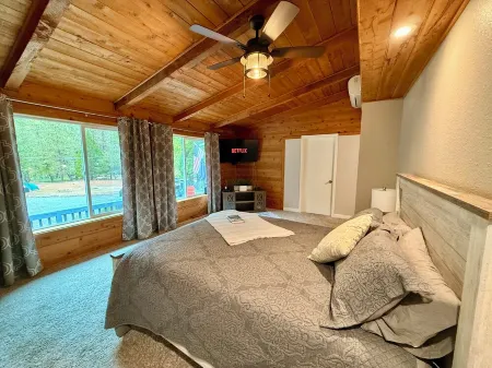 Trinity River Modern Farmhouse: Private Boat Launch, Fire Pit, outdoor games