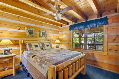15 Min from PF/GAT.  Hot Tub Hotels near Elkmont Ghost Town