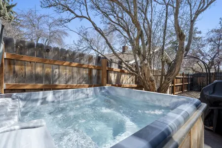 BEST location in Bend! ~HOT TUB!~