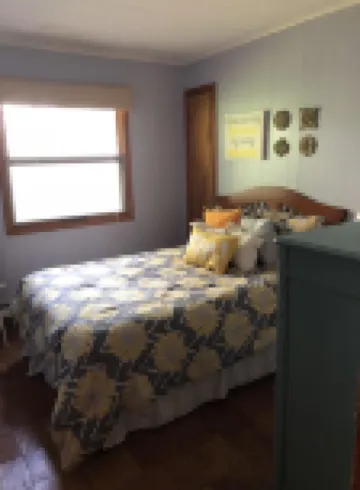 Green Lake: Charming Cottage with Sandy Beach & Dock - Ideal for Family Getaways