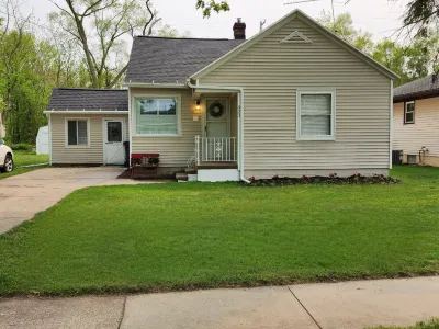 Cozy Neutral Farmhouse Welcomes Peaceful Retreat Hotels near Walmart Supercenter