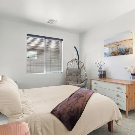 Grand Canyon Brand New Home with AC. Near Golf Course, Lake & Bearizona