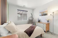 Grand Canyon Brand New Home with AC. Near Golf Course, Lake & Bearizona