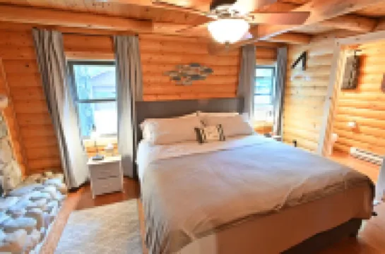 La Vita e Bella -Life is Good- at this pet friendly Northwoods escape