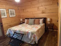 Cabin with dock, Huge screen-in porch, Great FAM getaway, HS WiFi, Pet Friendly