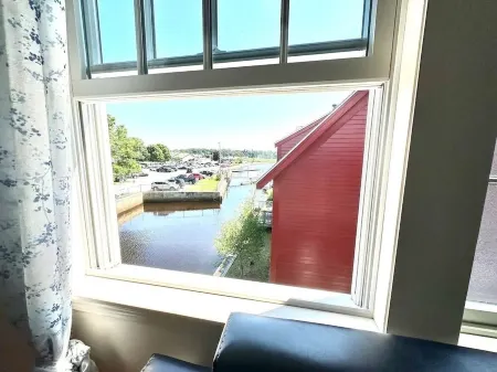 Boo-Bird by The Sea in Downtown Manchester MA