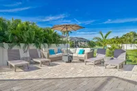 🌴Beautiful 4 bedroom, 2 bathroom, Den and private heated saltwater pool. 🌴