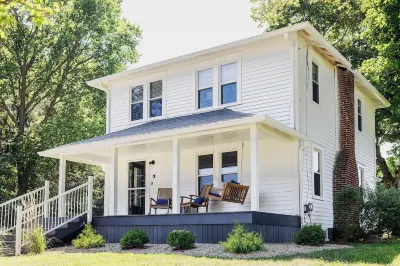Charming 3-bedroom farmhouse in marvelous Greencastle near DePauw University Hoteles cerca de Universidad DePauw
