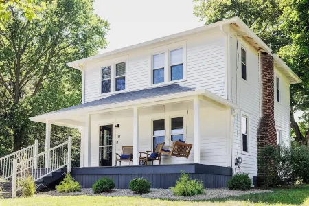 Charming 3-bedroom farmhouse in marvelous Greencastle near DePauw University
