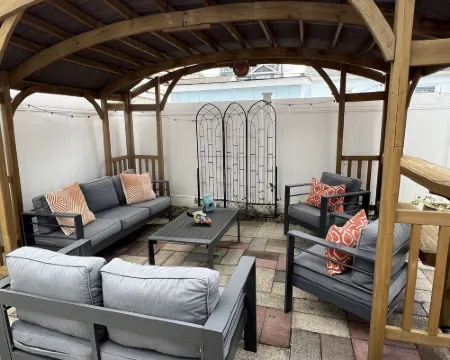 A cozy house that sleeps 10 just a few blocks from the beach Hotels in Lavallette