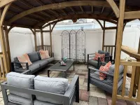 A cozy house that sleeps 10 just a few blocks from the beach - con encanto