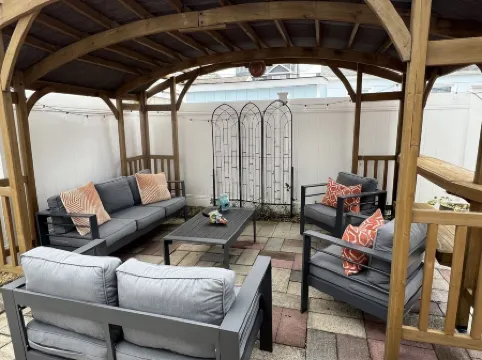 A cozy house that sleeps 10 just a few blocks from the beach