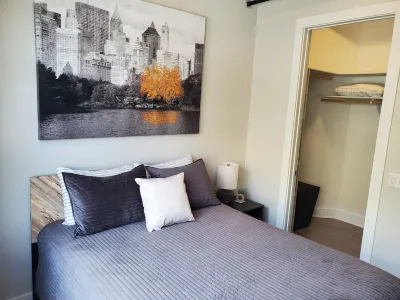 New, 2 Bedroom, 2 Bathroom Condo, Downtown Lincoln โรงแรมใน