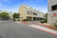 Sunset Island Beach House w/3 Large Decks,  75'' TV, quick walk to amenities