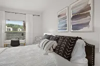 Lovely 2 Bedroom Condo with Pool & Tennis Courts