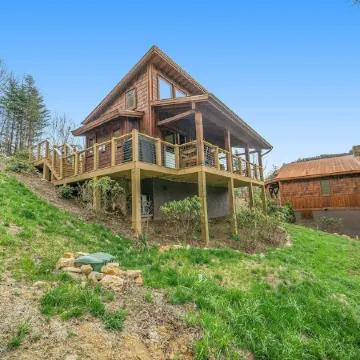 Husky Hideaway - Mountain views, Pet-friendly, Wi-Fi, and King Bed.