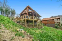 Husky Hideaway - Mountain views, Pet-friendly, Wi-Fi, and King Bed.