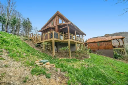Husky Hideaway - Mountain views, Pet-friendly, Wi-Fi, and King Bed. Отели рядом с достопримечательностью «Колледж Лис-Мак-Рай»