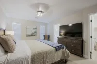 Remodeled, 3 bedrooms, 2.5 ba, 2 cg, golf course community, close to restaurants