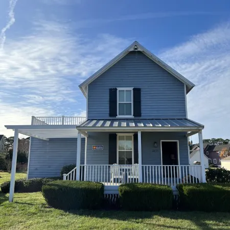 Cape Charles home with pool and golf cart 5 minutes from the beach!