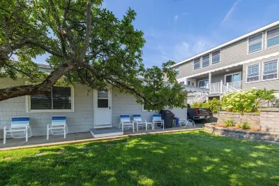 Seaside Hideaway Hotels near Wonder Mountain Fun Park