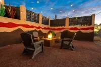 The Hilltop, Pool, Firepits Sleeps 14, Lake Views, Tons of Parking