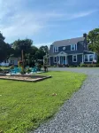 Minutes to the BEACH! Boat friendly, fire pit, bocci & large yard for famly fun!