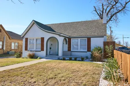 ✔ Spacious & Modern + Pool Table + Great Location