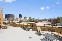 Rooftop Penthouse & Patio w/Spectacular City Views and Secure Onsite Parking فنادق في 
